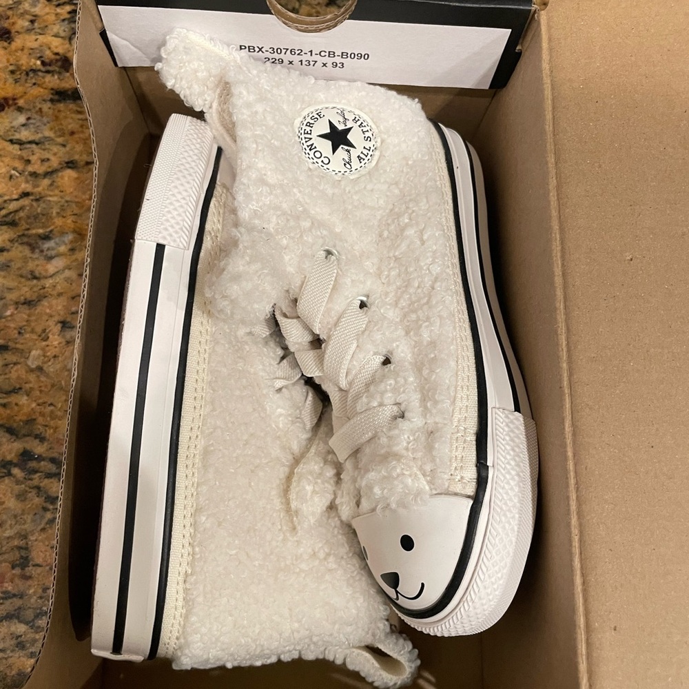 Toddler size 9 teddy bear converse, brand new never worn